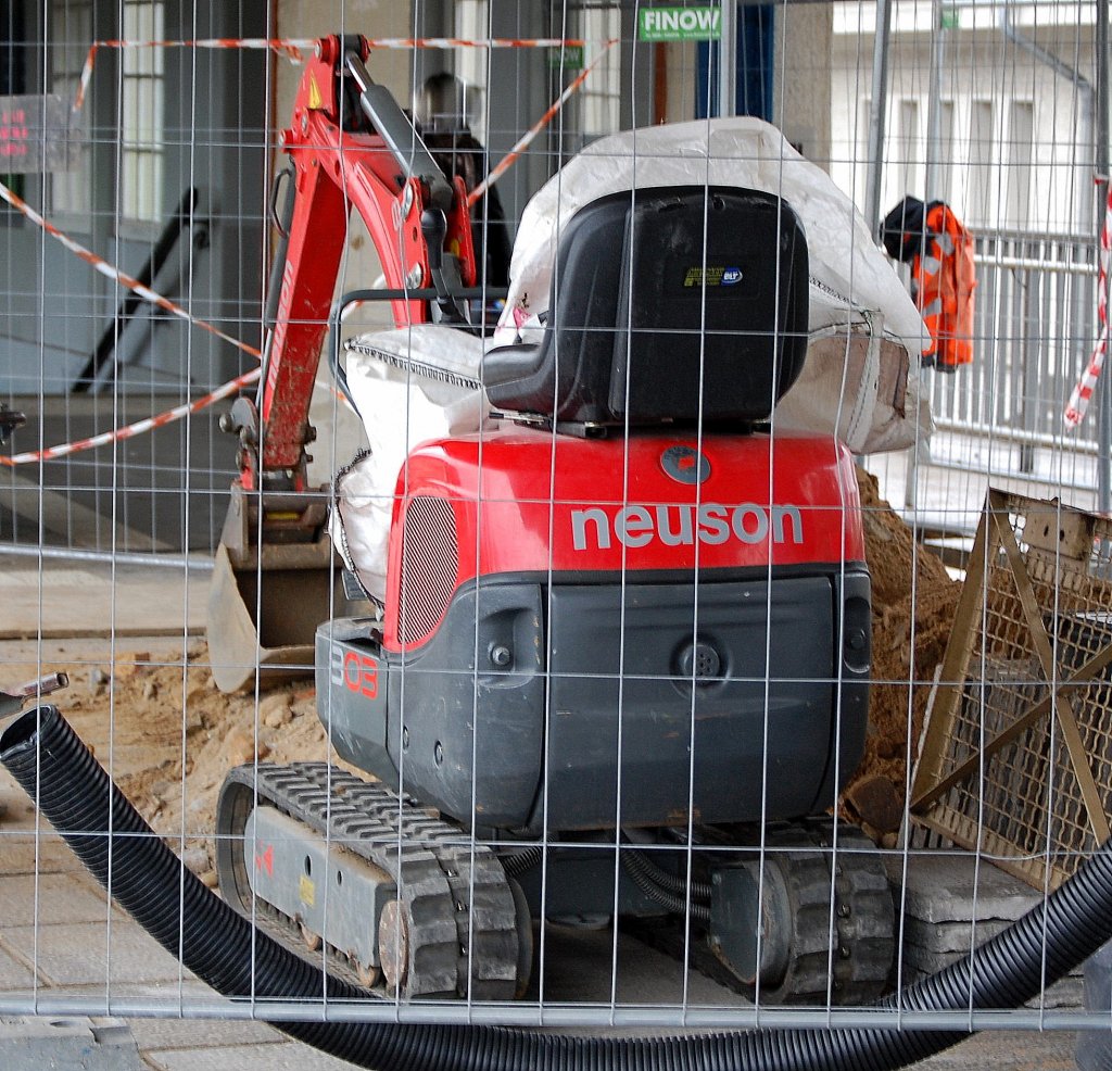 Microbagger neuson 803 im Einsatz auf dem Bahnnsteig S-Bhf. Berlin-Blankenburg, 19.10.10 