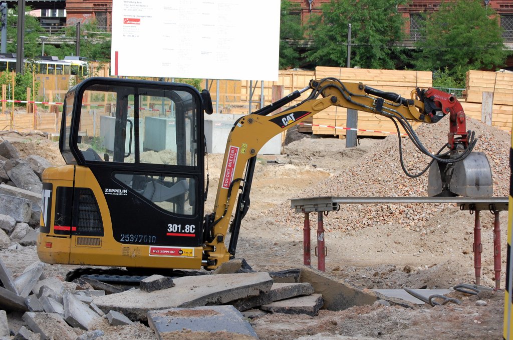 Minibagger CAT 301.8C, 08.07.10 Gr0�baustelle Berlin Hack.Markt. 