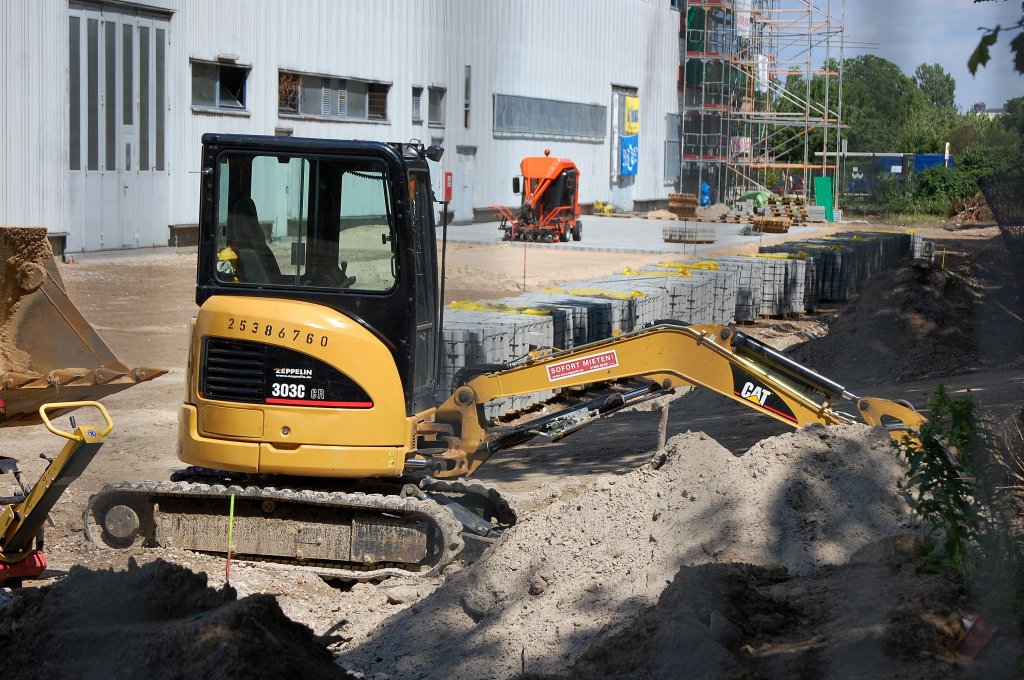 Minibagger CAT 303C CR, 05.07.08 Baustelle N�he S-Bhf. Berlin-Jungfernheide. 