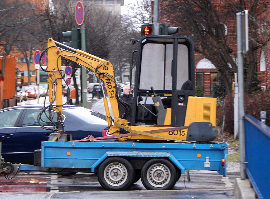 Minibagger JCB 8015 mit der Aufschrift PRO Dig auf einem H�nger, 25.01.11 Autobahnabfahrt Berlin Knobelsdorffstr. 