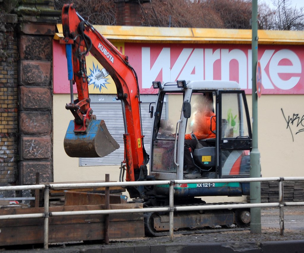 Minibagger KUBOTA KX121-2 bei Erdarbeiten in der Yorkstr. Berlin-Kreuzberg, 24.01.11
