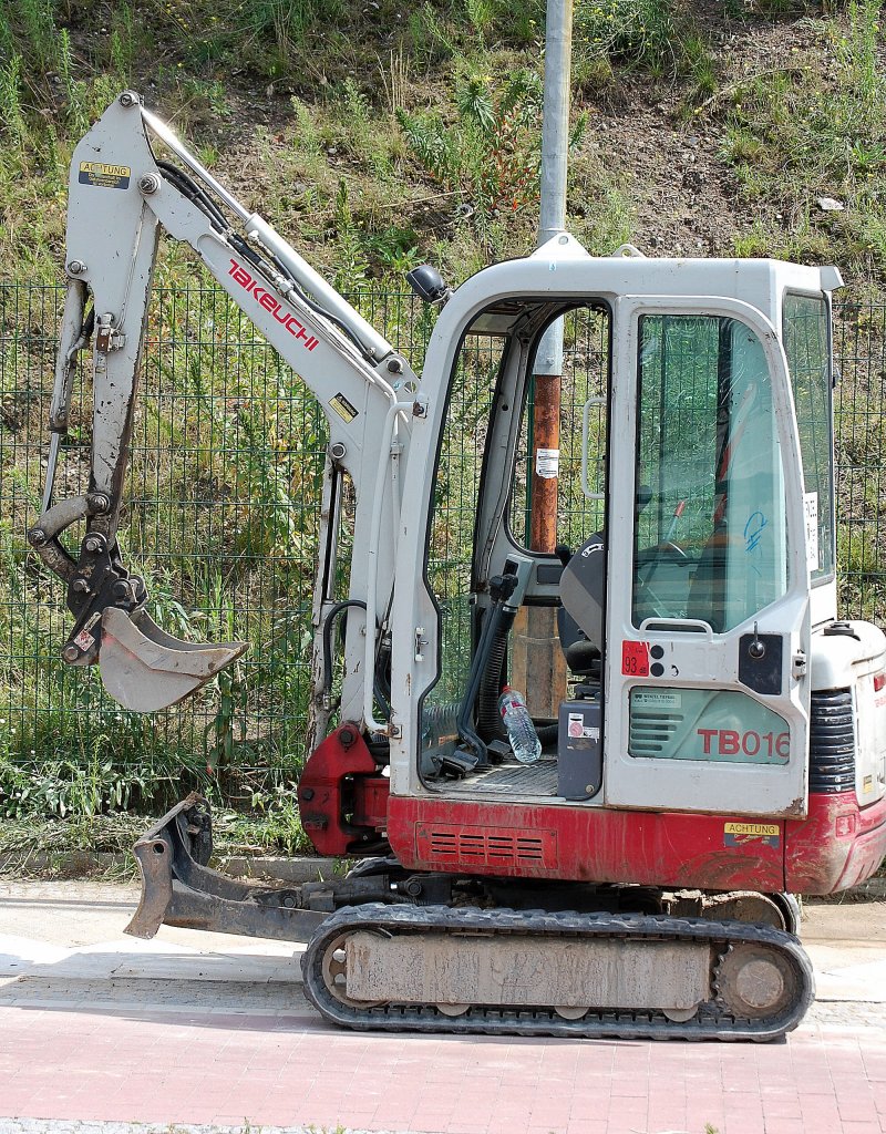 Minibagger TAKEUCHI TB016, 28.07.11 Berlin-Pankow. 