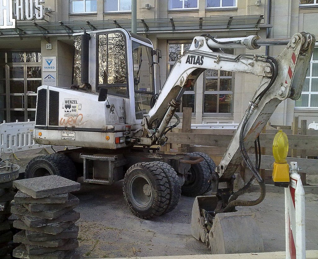 Mobilbagger ATLAS 804 der Fa. Wenzel Tief Bau, 12.11.11 Berlin-Mitte.