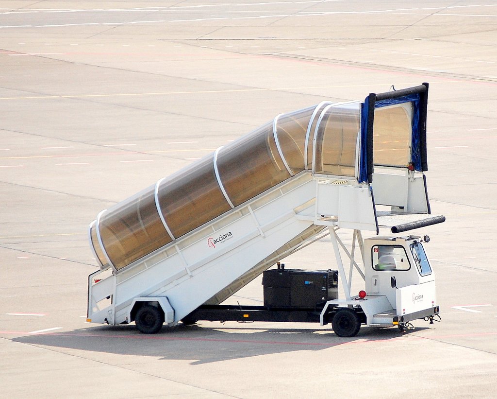 Mobile Fahrgasttreppe Hersteller? der Fa acciona Airport Services, 30.08.09 Flughafen Berlin-Tegel.