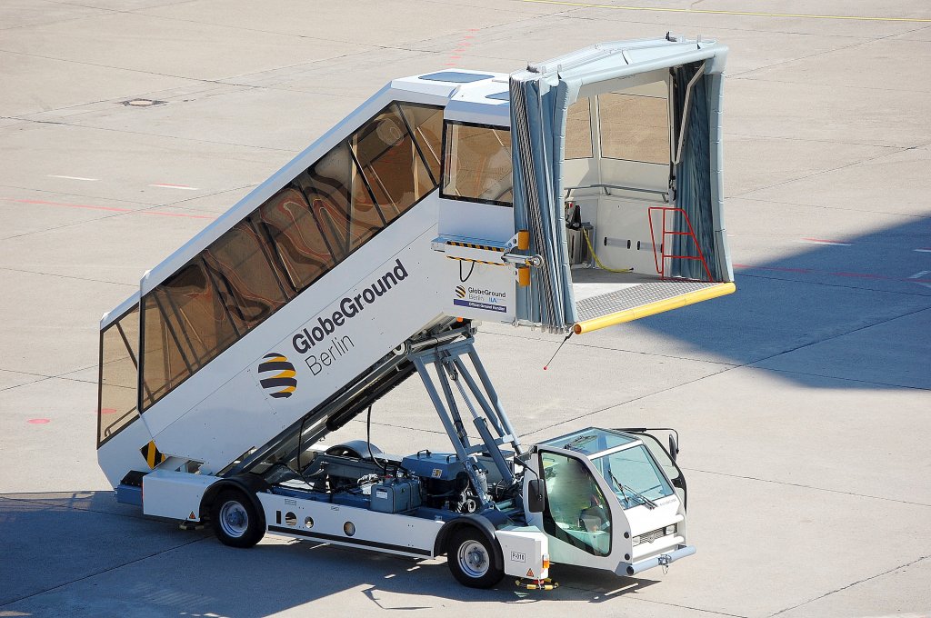 Mobile Flugasttreppe Typ Jet Step vom �sterreichischen Hersteller KAHLBACHER der Fa. Globe Ground Berlin, 30.08.09 Flughafen Berlin-Sch�nefeld. 