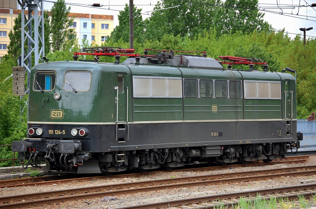 M�glicherweise zeitweise f�r die EGP t�tig, die klassisch gr�n gef�rbte SRI Rail Invest GmbH Lok 151 124-5 (91 80 6151 124-5 D-SRI, Krupp Bj.1976) am 14.05.13 in der N�he des alten Gbf. Berlin Greifswalder Str. abgestellt.
