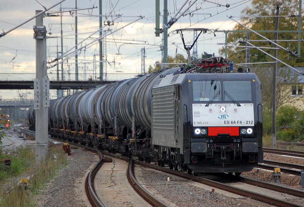 MRCE Dispo ITL ES 64 F4-212 (91 80 61879 212-4 D-DISPO) mit einem Ganzzug Kesselwagen bei der Durchfahrt im Bhf. Flughafen Berlin-Sch�nefeld, 30.09.10