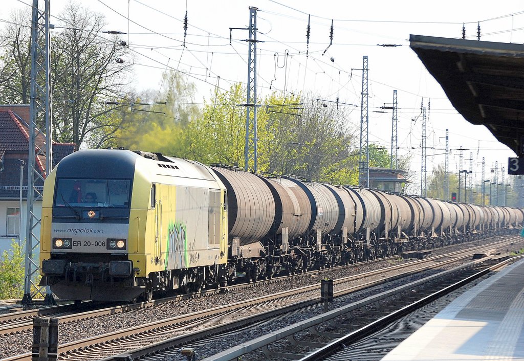MRCE-Dispolok der CTL ER 20-006 (92 80 1223 006-8 D-DISPO) mit Ganzzug Heizoelkesselwagen Richtung Bernau, 19.04.11 Berlin-Karow.