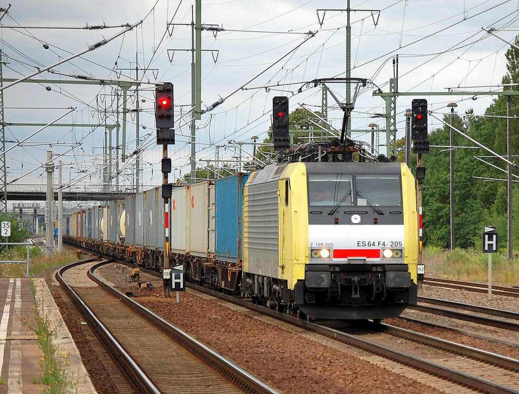 MRCE Dispolok ES 64 F4-205 (91 80 6189 205-8 D-DISPO) der ITL mit Containerzug, 15.07.11 Bhf. Flughafen Berlin-Sch�nefeld.