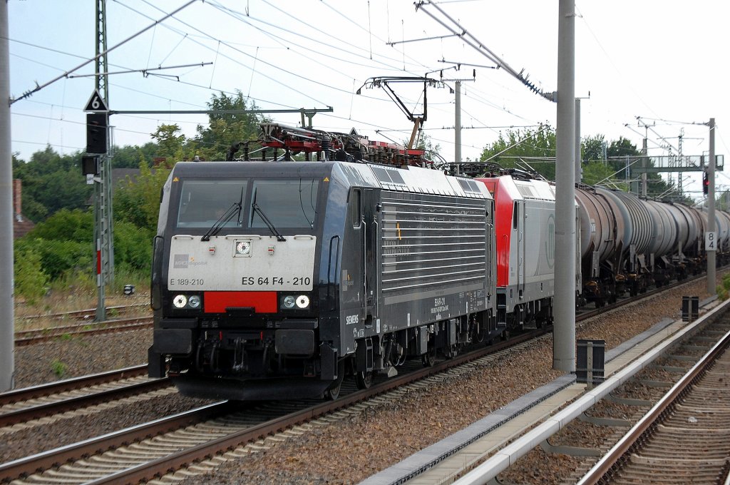 MRCE Dispolok ES 64 F4-210 (91 80 6189 210-8 D-DISPO, Bj.2009) hat die Captrain/ITL Lok 185 650-9 am Haken + Kesswelwagenzug und ist Richtung Schwedt �ber Bernau unterwegs, 27.07.10 Berlin-Blankenburg.