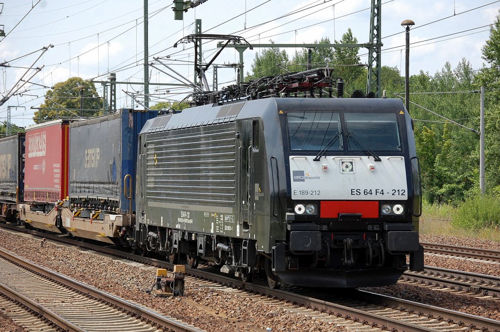 MRCE Dispolok ES 64 F4-212 im Moment f�r ERSR t�tig mit Taschenwagenzug (LKW-Auflieger) am 13.07.13 Bhf. Flughafen Berlin-Sch�nefeld.
