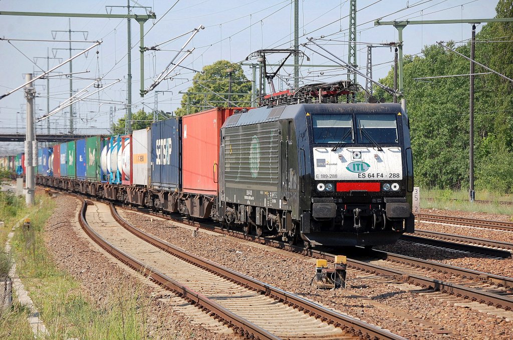 MRCE Dispolok ES 64 F4-288 (91 80 6189 288-4 D-DISPO) der ITL mit Cotainerzug, 31.05.11 Bhf. Flughafen Berlin-Sch�nefeld.