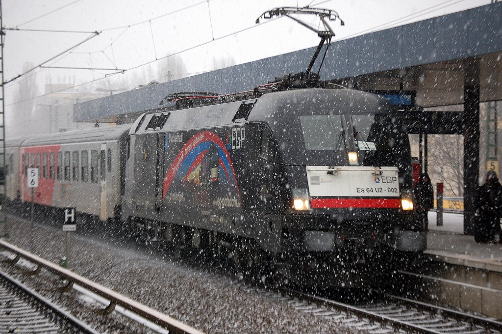 MRCE Dispolok ES 64 U2-002 f�r die ODEG als RE4 nach Rathenow f�hrt bei starkem Schneefall im Bhf. Berlin Jungfernheide ein, hinten dran MRCE Dispolok ES 64 U2-097, 22.12.12