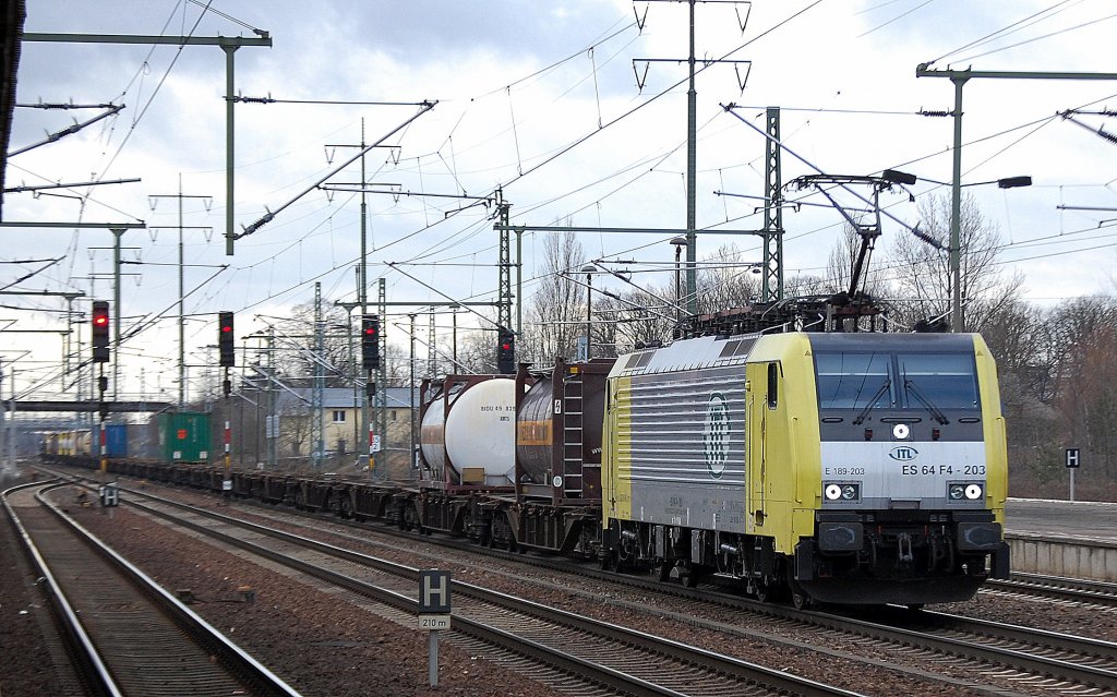 MRCE Dispolok der ITL ES 64 F4-203 (91 80 6189 203-3 D-DISPO) mit Containerzug am 04.01.12 Bhf. Flughafen Berlin-Sch�nefeld.