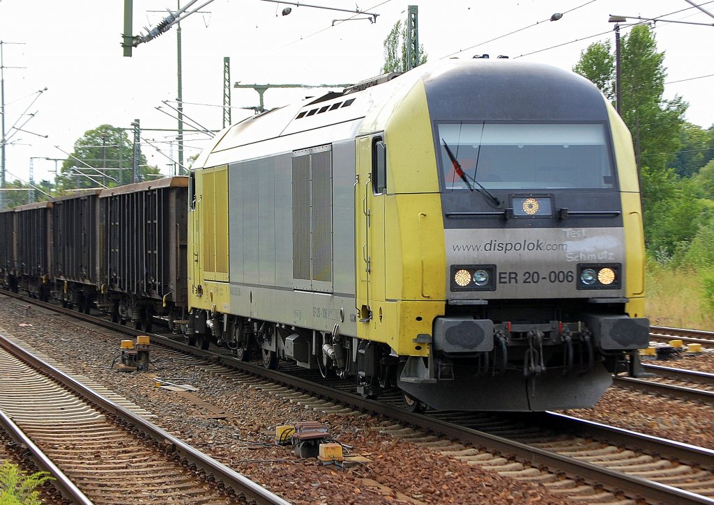 MRCE Dispolok vermietet an CTL, ER 20-006 (92 80 1223 006-8 D-DISPO, Siemens, BJK.2004) mit einem Ganzzug offener G�terwagen bei der Durchfahrt im Bhf. Flughafen Berlin-Sch�nefeld.
