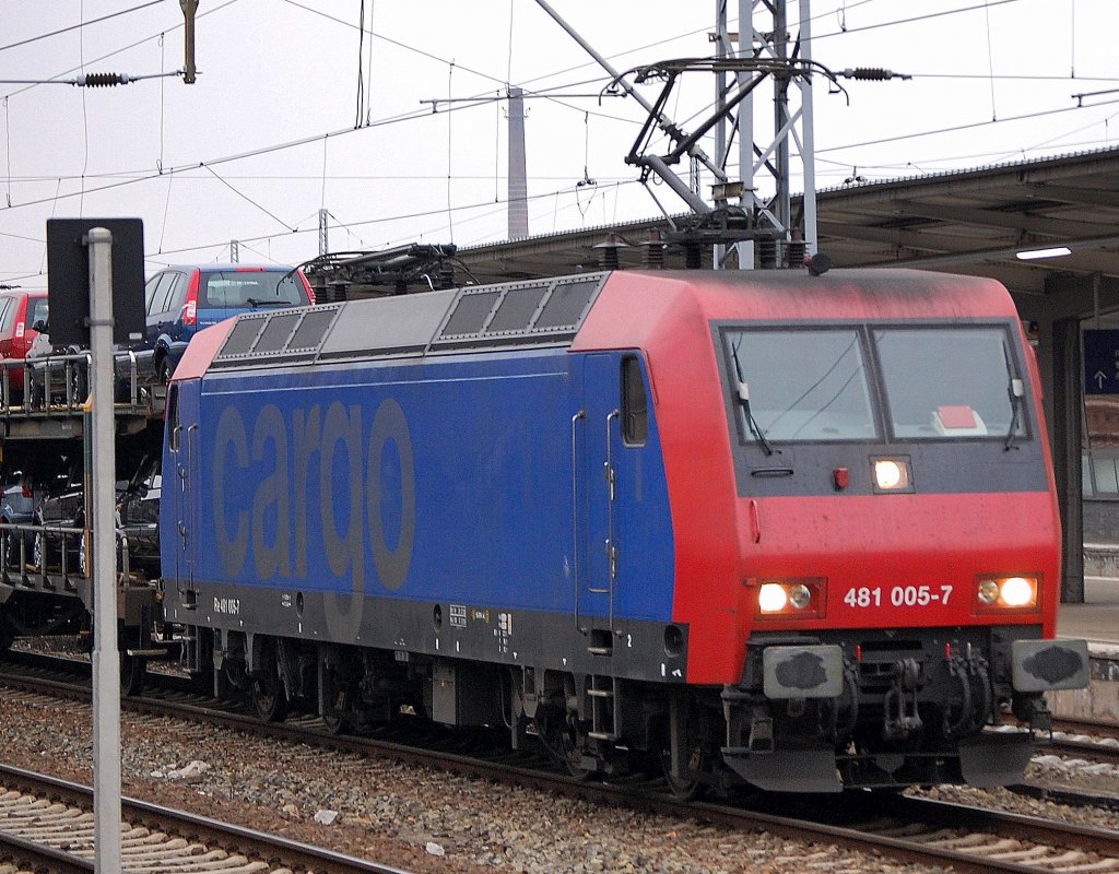 MRCE Leasinglok 481 006-7 ex SBB Cargo Re 481 ident. BR 145 (ADtranz Bj.2000) zeitweise an HGK verliehen, am 19.12.07 mit PKW-Transportzug im Bhf. Berlin-Lichtenberg.