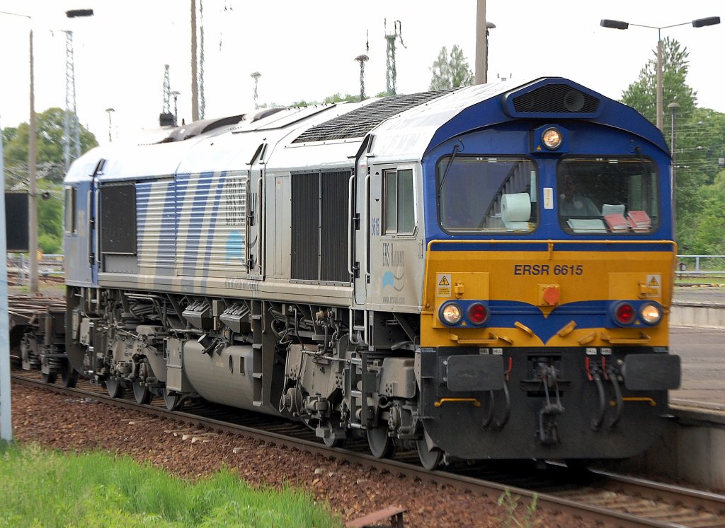 MRCE Leasinglok  6615  Kayden  (EMD, Bj.2005) zur damaligen Zeit in den Farben der ERSR f�r diese Fa. auch t�tig bei der Durchfahrt im Bhf. Flughafen Berlin-Sch�nefeld mit Containerzug, 22.05.09