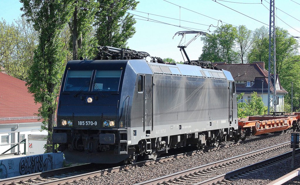 MRCE Mietlok 185 570-9 (91 80 6185 570-9 D-DISPO) der Fa. BoxXpress mit Ganzzug fast leeren Taschenwagen Richtung Bernau, 15.05.1 Berlin-Karow.