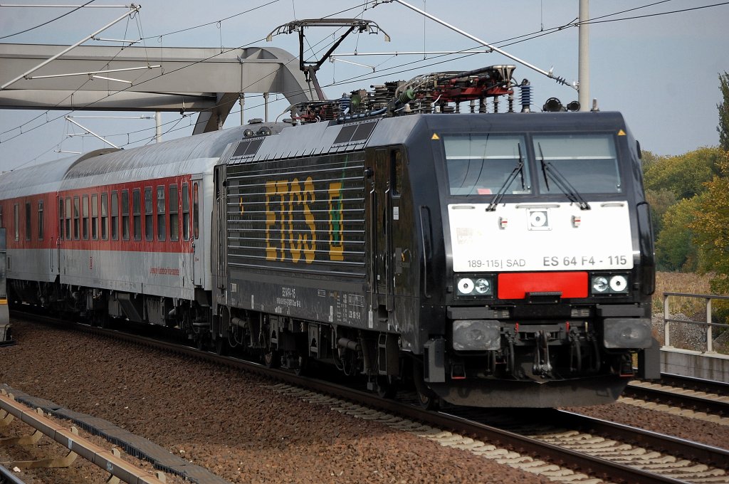 MRCE Mietlok von DB AutoZug ES 64 F4-115 (91 80 6189 115-9 D-DISPO I-SAD, Siemens Bj.2009) mit DB-CNL Wagengarnitur Richtung Berliner Innenstadt, 12.10.12 Berlin-Pankow. 