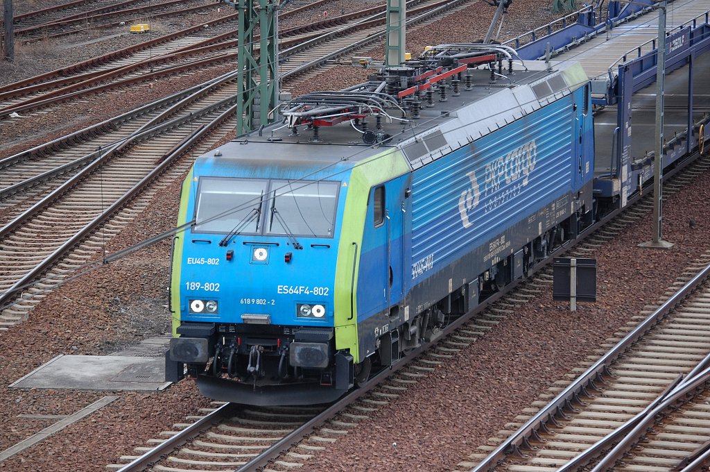 MRCE Mietlok ES64F4-802 der PKP Cargo EU45-802 mit Leerzug PKW-Transportwageneinheiten Richtung Nordosten, 04.04.13 Berlin-Putlitzbr�cke.