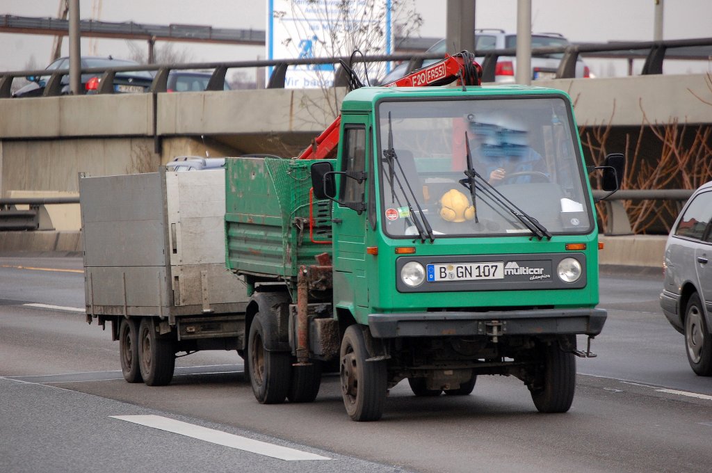 multicar champion mit Hydraulikgreifarmaufsatz (Typ F20 FASSI) + H�nger, 05.12.08 Berliner Stadtautobahn H�he Spandauer Damm Br�cke.