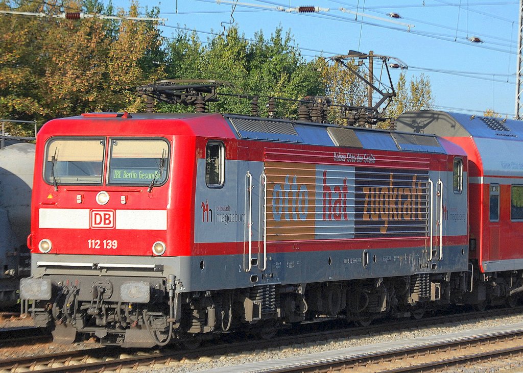 Nach Beendigung der Tour kommt der IRE Berlin-Magdeburg-Express mit 112 139 und seiner Doppelstockgarnitur zur Parkposition in Berlin-Lichtenberg gefahren, 13.10.11 Berlin Greifswalder Str.  