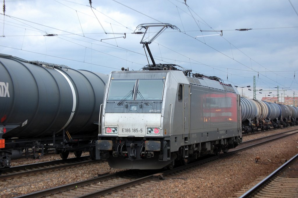 Nach erfolgreicher Abschlepphilfe verl�sst die akiem Leasinglok E186 185-5 (91 80 6186 185-5 D-ITL) von ITL den Bhf. Flughafen Berlin-Sch�nefeld, 11.04.12