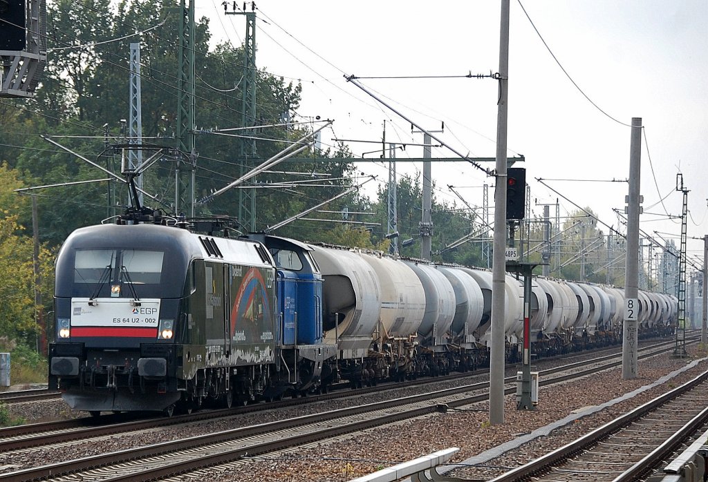 Nach langer Zeit auf alter Strecke, die MRCE Mietlok von EGP ES 64 U2-002 (182 502-5) hat EGP 212 054-1 am Haken und Leerzug Zementstaubsilowagen vom Zementwerk Berlin Greifswalder Str., 11.10.12 Berlin-Blankenburg. 