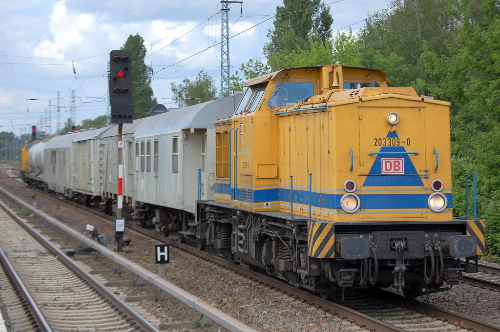 Nach Wendeman�ver zieht nun 203 309-0 (92 80 1203 309-0 D-DB, Bj.1971, ex DR 202 384) den Unkrautvernichtungszug Richtung Karower Kreuz Berlin, 20.06.10 (Aktuell wieder in Railion Diensten)