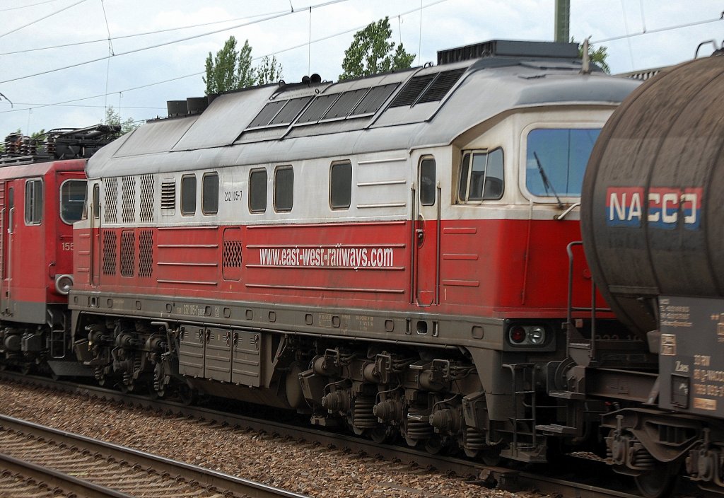 Nachschuss der East-West Railways Ludmilla 232 105-7 (92 80 1232 105-7 D-DBSPL) am Haken von 155 091-2 am 10.05.12 Bhf. Flughafen Berlin-Sch�nfeld.