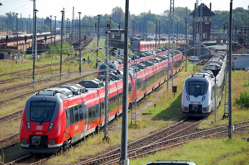 Nachwievor steht eine nicht geringe Anzahl von Bombardier Talent 2 Z�gen im RLCW in Elstal abgestellt sogar zwei silberne nicht f�r die DB bestimmte Triebz�ge, auch wenn die HVLE zum Teil Triebz�ge �berf�hrt scheint die Zahl kaum abzunehmen, au�erdem wird trotz Zulassung anscheinend auch immer noch getestet, 10.09.12