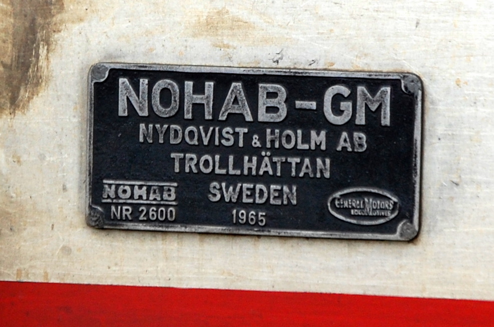 Nat�rlich tr�gt auch NOHAB 1149 ein Fabrikschild, 18.08.10 Bhf. Flughafen Berlin-Sch�nefeld.