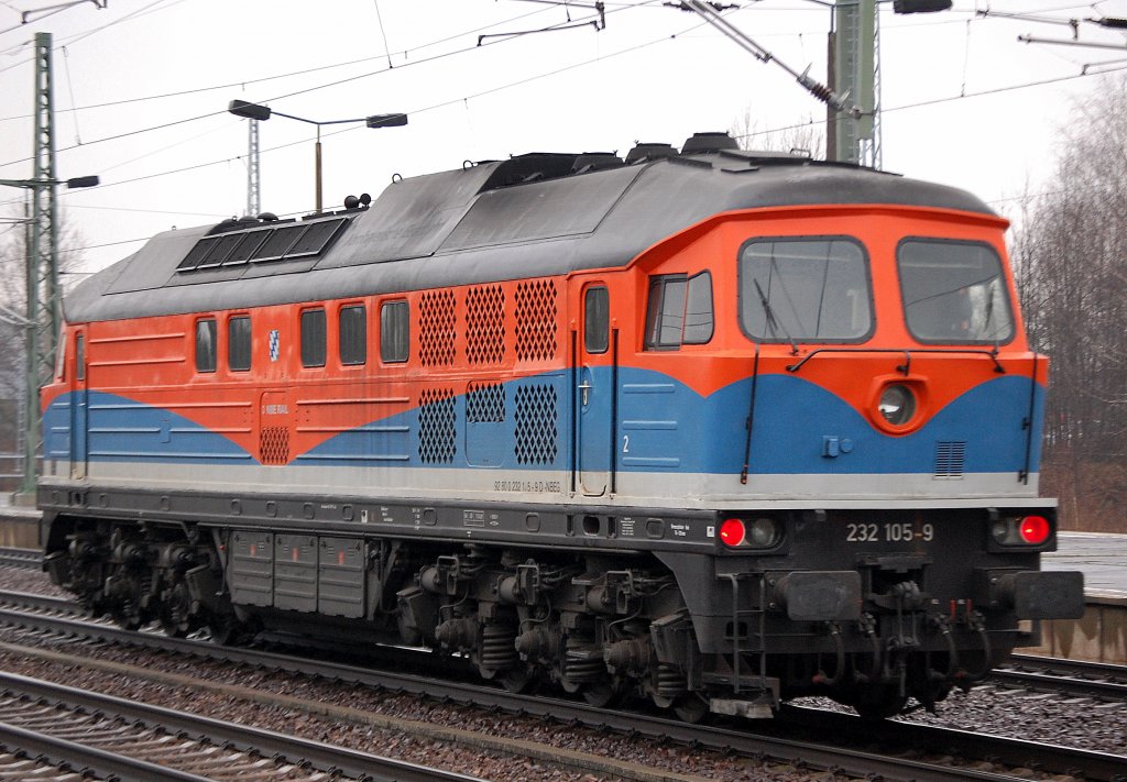 NbE 232 105-9 (92 80 0232 105-9 D-NBEG, V300, Bj.1973, Umbau ADtranz 2000) hat sich aus Bayern in den Berliner Raum verirrt, 28.12.09 Durchfahrt Bhf. Flughafen Berlin-Sch�nefeld.