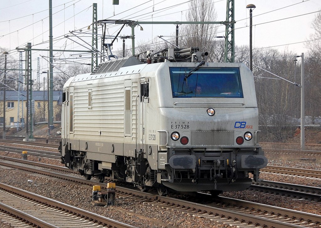 Neben den von der franz�sischen Firma FRET gemieteten PRIMA EL3U Loks hat ITL auch von CBRail Loks den selben Loktyp angemietet, hier die E 37 528 (91 87 0037 528-3 F-CBR, Alstom Bj.2009) am 09.02.11 bei der Durchfahrt im Bhf. Flughafen Berlin-Sch�nefeld.