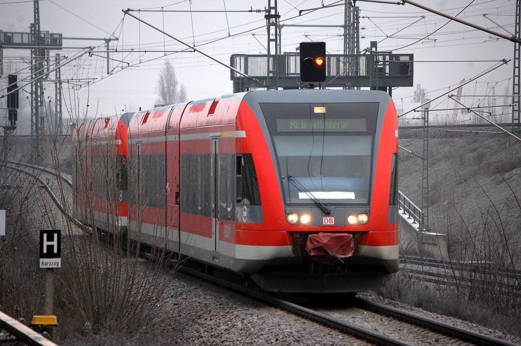 Neue Regionalexpresslinie seit dem letzten Fahrplanwechsel der DB, die Linie RE6 zwischen Berlin-Gesundbrunnen und Wittenberge wird mit BR 646 Triebz�gen bedient, hier als Doppelgespann aus Richtung Berlin Wedding den Abhang Richtung Berlin Wethafen kommend, 31.01.11