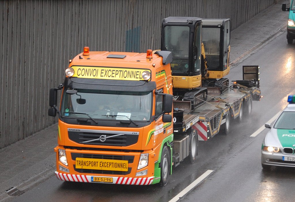 Niederl�ndischer VOLVO FM Sattelzug mit Tiefladeauflieger mit zwei CAT Minibagger beladen (CAT 303C CR + CAT 301.6C), 25.01.11 Berliner Stadtautobahn H�he Knobelsdorffstr.