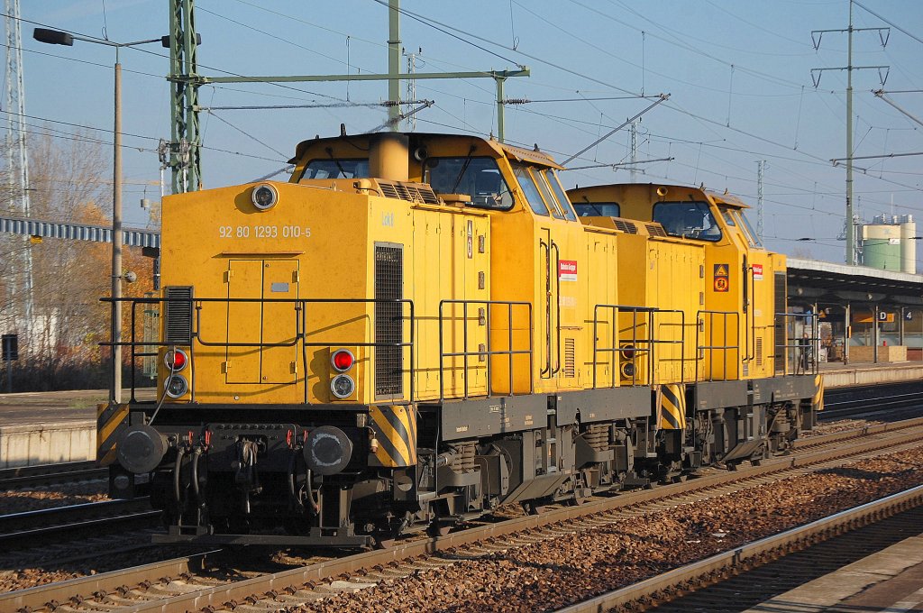 Noch mal von der anderen Seite, DGT/DB Bahnbaugruppe Lok 8 (92 80 1293 010-5) + Lok 9 (92 80 1293 011-3) am 14.11.12 Bhf. Flughafen Berlin-Sch�nefeld.