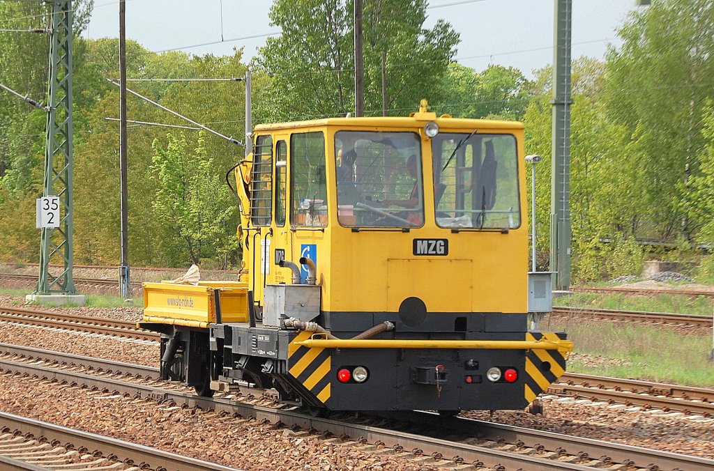 Noch mal aus anderer Perspektive der Gleiskraftwagen MZG der Spitzke Gleisbau GmbH am 27.04.11 bei der Durchfahrt im Bhf. Flughafen Berlin-Sch�nefeld. 