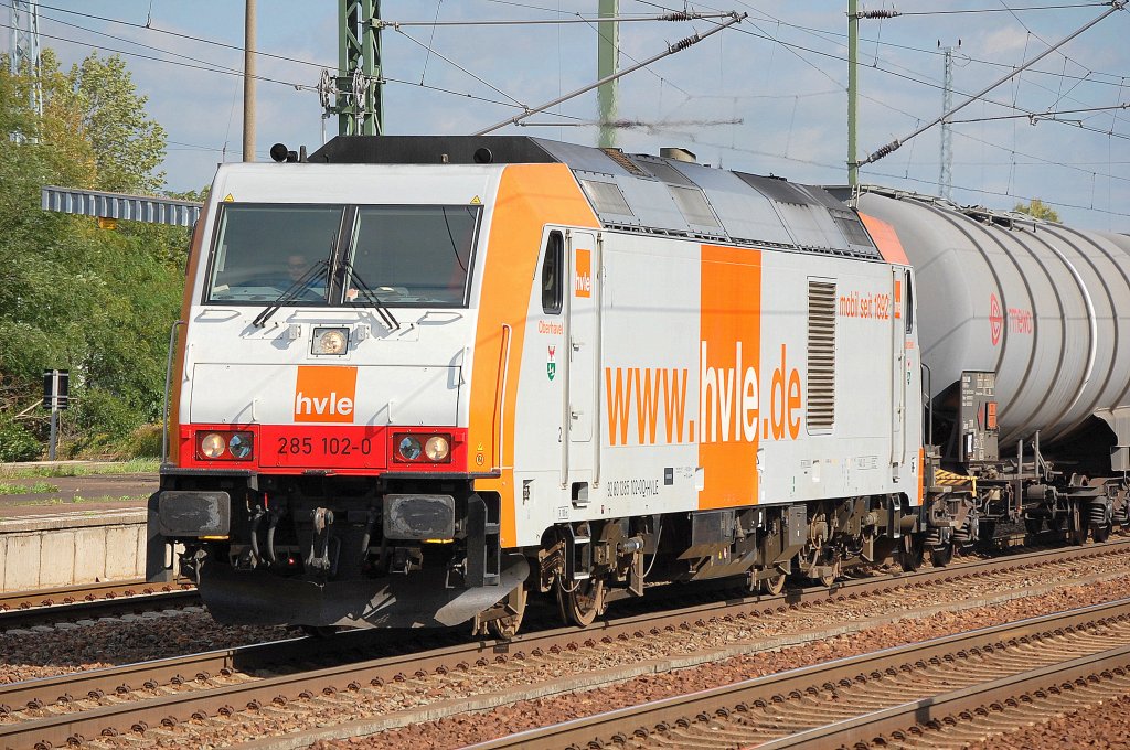 Noch mal aus der N�he HVLE 285 102-0  Oberhavel  (92 80 1285 102-0 D-HVLE) mit Kesselwagen am 14.09.11 Bhf. Flughafen Berlin-Sch�nefeld.
