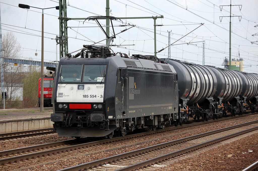 Noch mal aus der N�he, MRCE Leasinglok 185 554-3 (91 80 6185 554-3 D-DISPO) vermietet an CFL Cargo Deutschland mit Kesselwagenzug am 11.04.12 Bhf. Flughafen Berlin-Sch�nefeld.