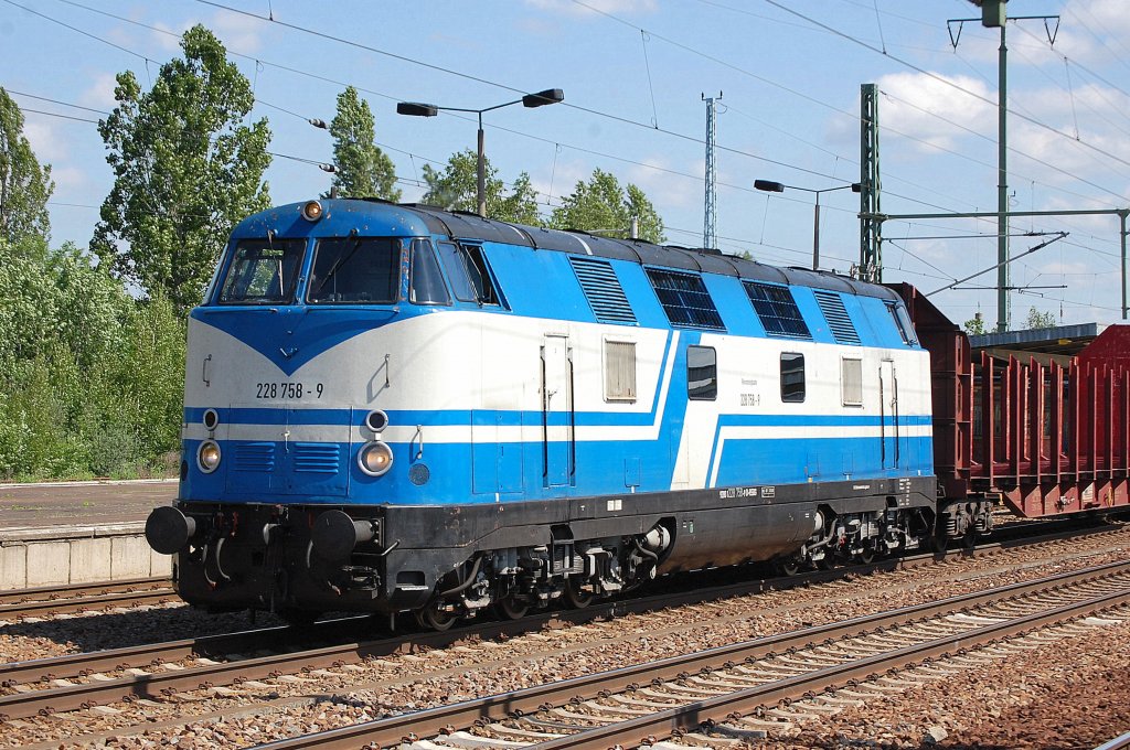 Noch mal aus der N�he, die Rennsteigbahn-Lok 228 758-9 (92 80 1228 758-9 D-RSBG) bei einer �berf�hrungsfahrt eines RS1 an die Erfurter Bahn am 14.05.12 Bhf. Flughafen Berlin-Sch�nefeld. 