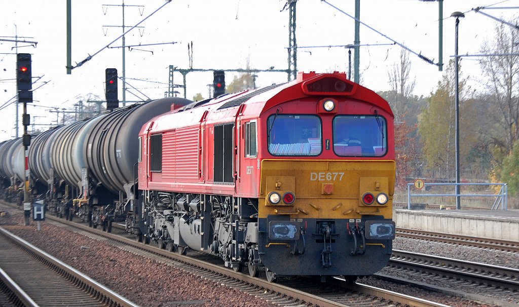 Noch mal aus n�herer Perpektive, HGK DE677 (92 80 1266 107-2 D-HGK) mit Kesselwagenzug, 25.10.11 Bhf. Flughafen Berlin-Sch�nefeld.