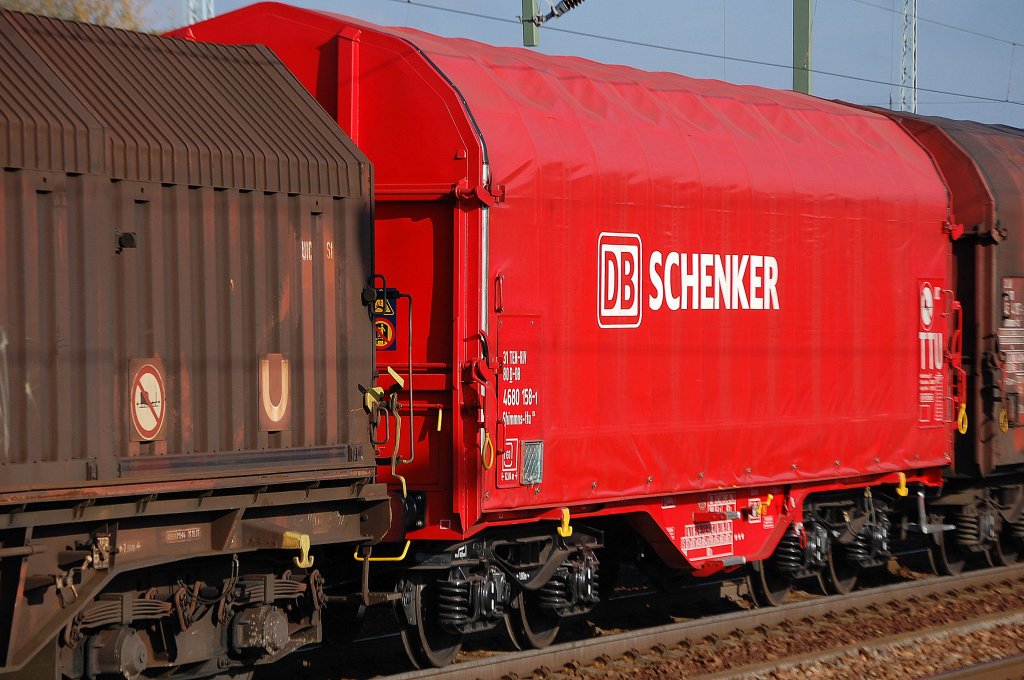 Noch recht frisch aussehender Coiltransportwagen der DB/Schenker Group siehe Planenaufschrift eingestellt mit der Nr. 31 TEN-RIV 80 D-DB 4680 158-1 Shimmns-ttu 722, 31.10.09 Bhf. Flughafen Berlin-Sch�nefeld.