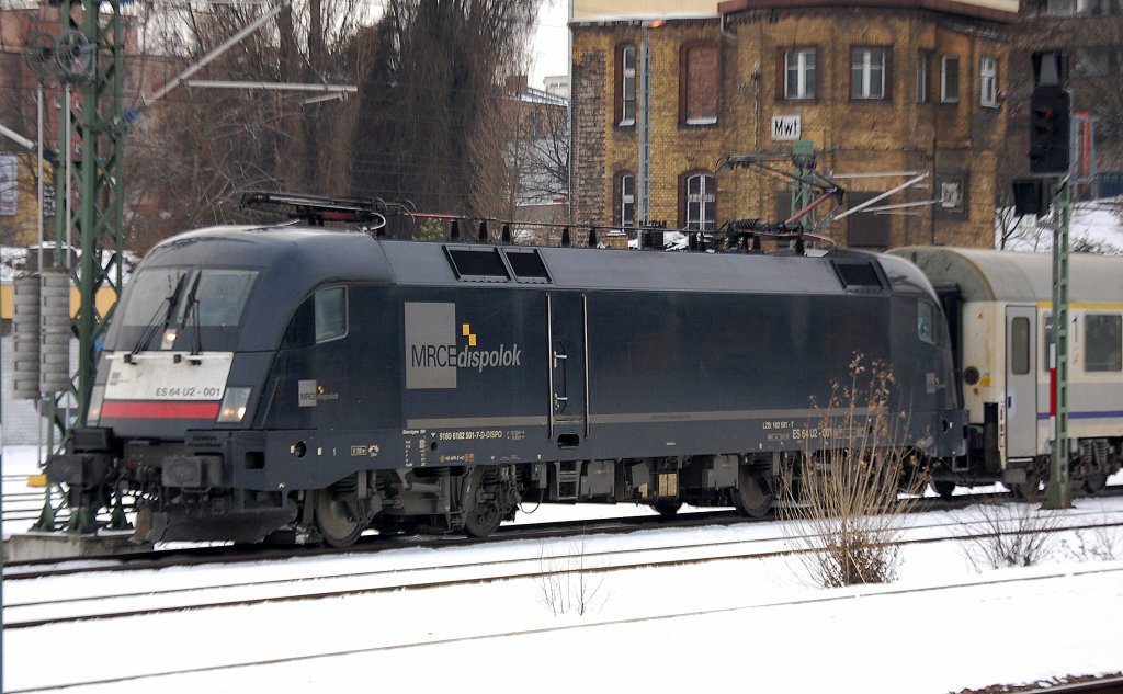 Nochmals PbZ Fahrt mit dem Berlin-Warschau-Express Zuggespann gezogen von MRCE Dispolok Es 64 U2-001 (91 80 6182 501-7-D-DISPO)  in DB-Diensten Richtung Berlin-Wedding, 04.01.11 Berlin-Beusselstr.