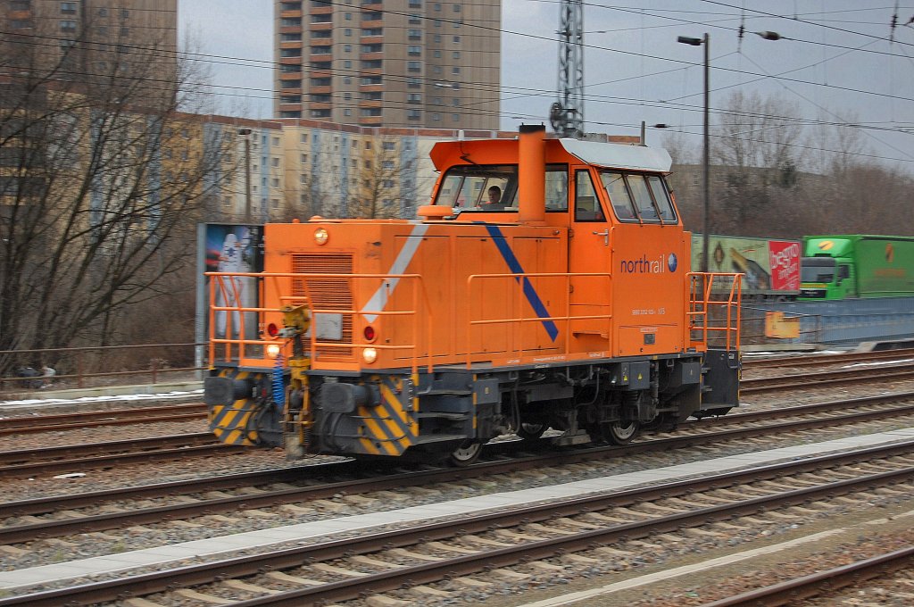 northrail Mietlok der DB (98 80 3352 103-6 NTS) Richtung Berlin-Lichtenberg, 11.02.13 Berlin Greifswalder Str.