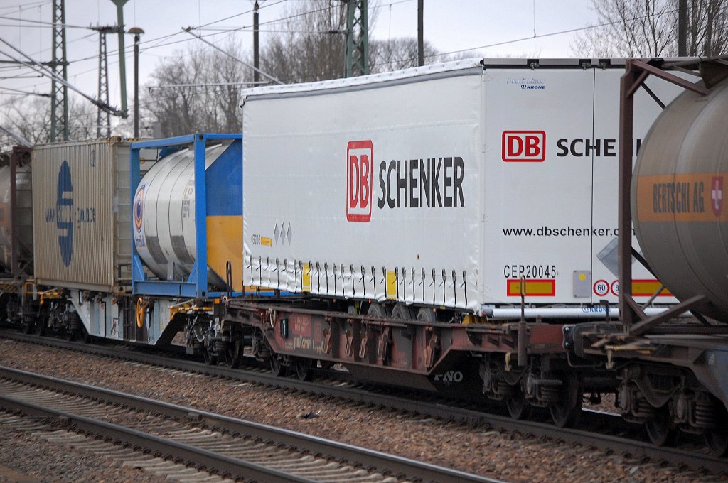 Nr. nicht genau erkennbar, Taschenwagentyp Sdgmns 743 der DB beladen mit einem DB/SCHENKER Sattelauflieger am 05.02.11 Bhf. Flughafen Berlin-Sch�nefeld.  