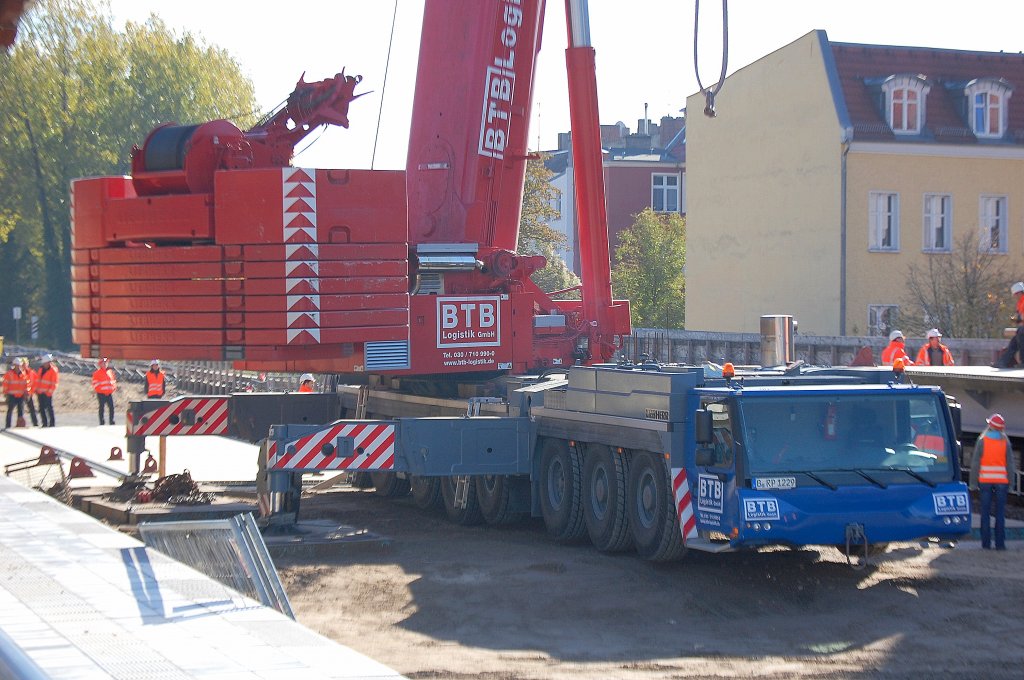 Oben auf dem zuk�nftigen Gleisbett der Bahnstrecke stand ein LIEBHERR LTM 1500 der Fa. BTB aus Berlin, um zusammen mit dem Terex AC500-2 unten auf der Stra�e die Br�ckenelemente �ber die Baumschulensr. am S-Bhf. Bauschulenweg in die daf�r vorgesehenen L�cke zu positionieren vom Gleis aus, 23.10.10