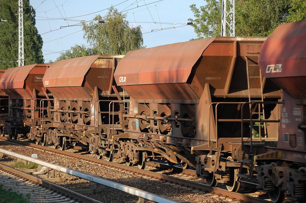 Offene Sch�ttgutwagen vom Typ Facs der CFL aus Luxemburg in einem Ganzzug gezogen von hvle V330.3 am 20.08.10 Berlin-Karow. 