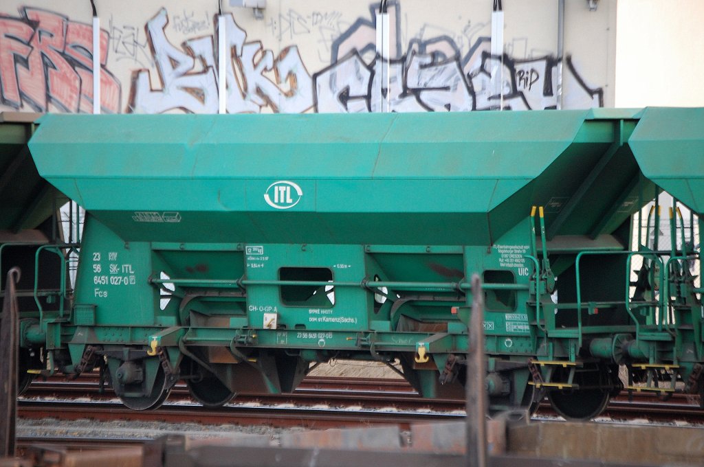 Offener Sch�ttgutwagen mit Kiesbef�llung der ITL eingestellt mit der Nr. 23 RIV 56 SK-ITL 6451 027-0(P) Fcs, 25.03.10 Berlin-Westhafen.
