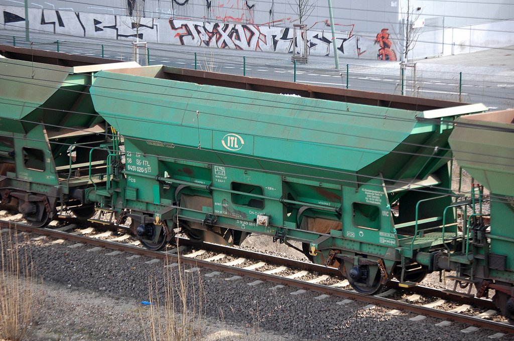 Offener Sch�ttgutwagen mit zwei Rads�tzen mit Kiesbef�llung der ITL eingestellt in der Slowakei mit der Nr. 23 RIV 56 SK-ITL 6451 020-5 Fcs, 23.03.10 Berlin-Westhafen.